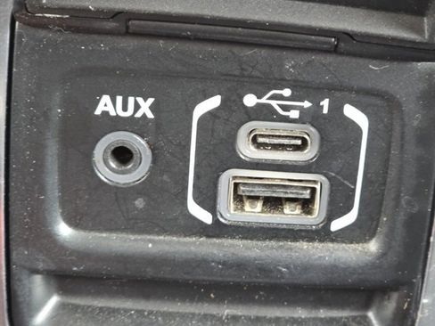 Used 2018 Jeep Wrangler Unlimited Sahara image 11