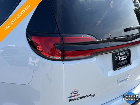 Certified 2025 Chrysler Pacifica Limited FWD image 13