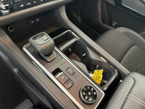 Used 2024 Nissan Pathfinder SV image 20