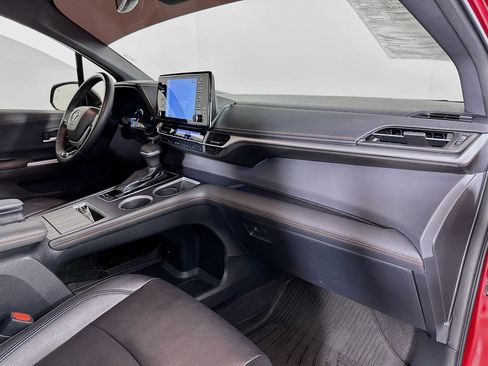 Certified 2023 Toyota Sienna XSE image 31