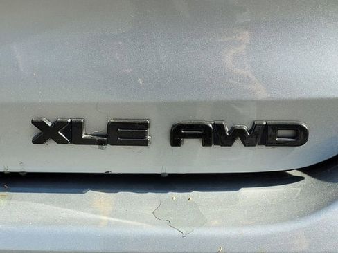 Used 2020 Toyota Highlander XLE AWD/4WD image 27