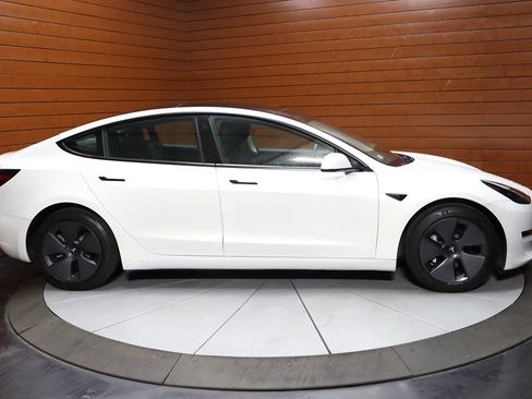 Used 2023 Tesla Model 3 Standard Range image 19