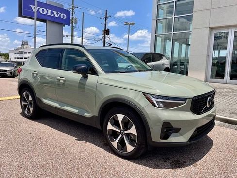 Certified 2025 Volvo XC40 B5 Plus AWD/4WD image 1