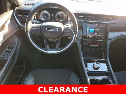 Used 2025 Jeep Grand Cherokee 4WD image 12