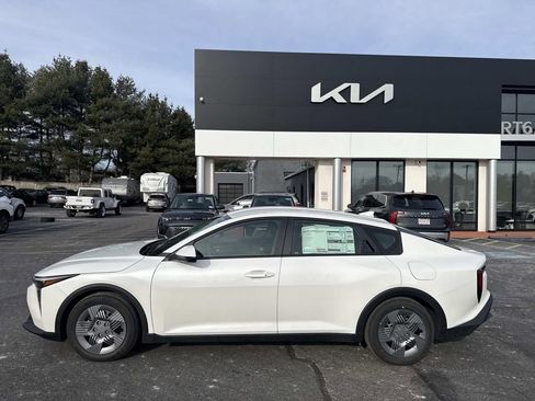 New 2025 Kia K4 LX image 2