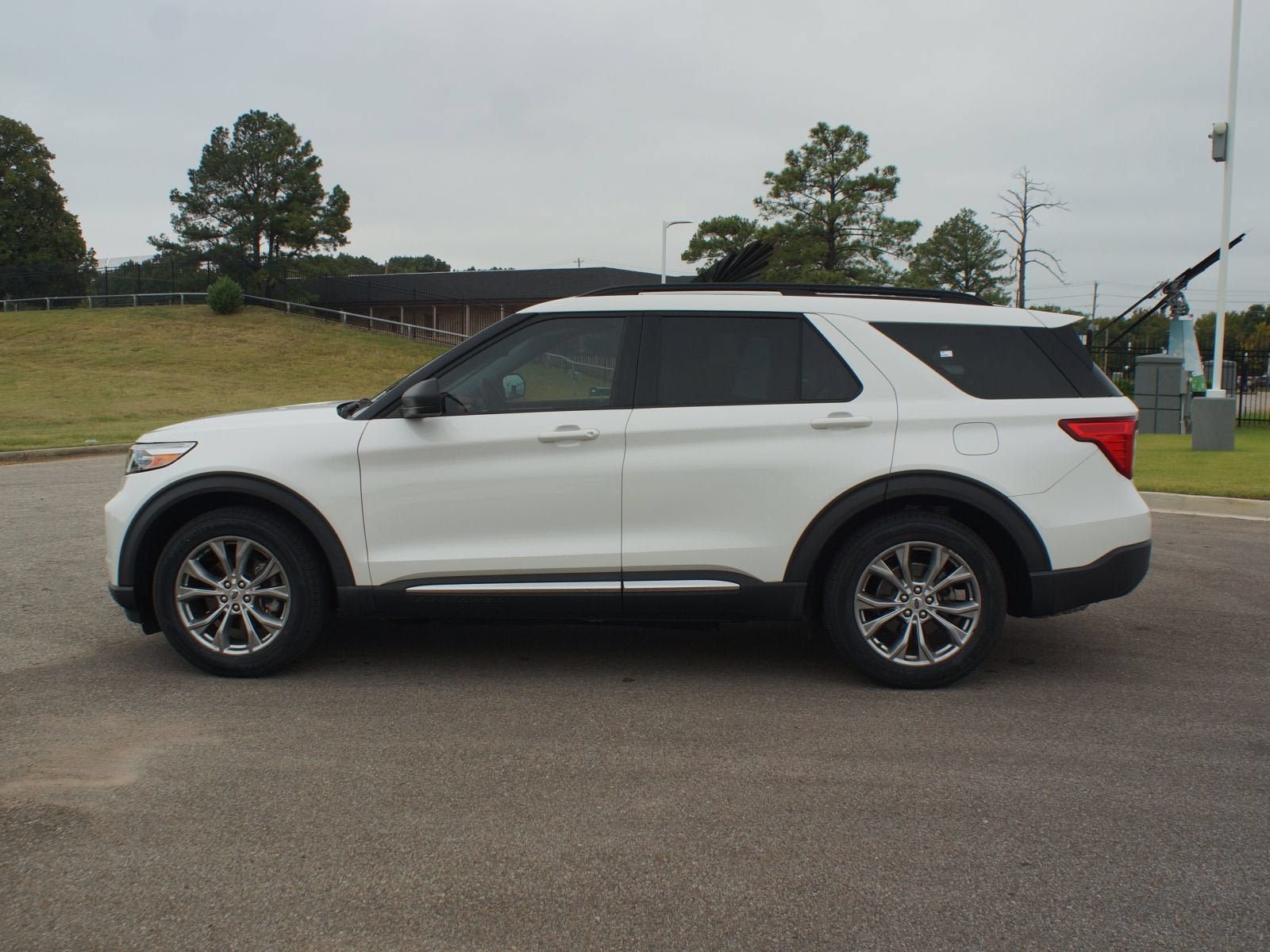Used 2022 Ford Explorer XLT w/ Equipment Group 202A RWD image 14