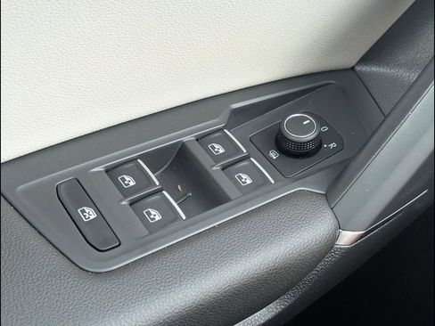 Used 2018 Volkswagen Tiguan SE image 11