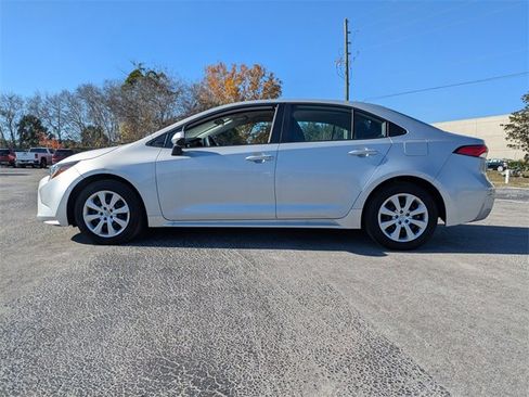 Used 2022 Toyota Corolla LE image 4