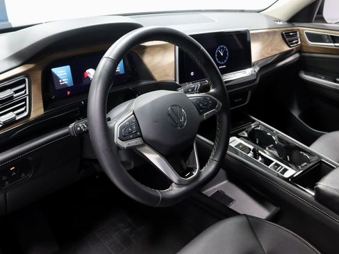 Used 2025 Volkswagen Atlas SE FWD image 25