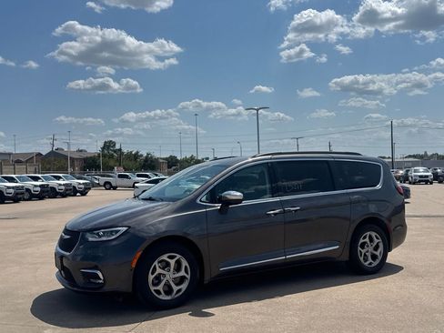Used 2023 Chrysler Pacifica Limited FWD image 11