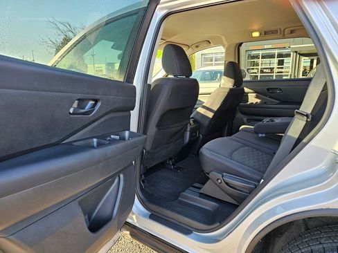 Used 2024 Nissan Pathfinder SV image 12