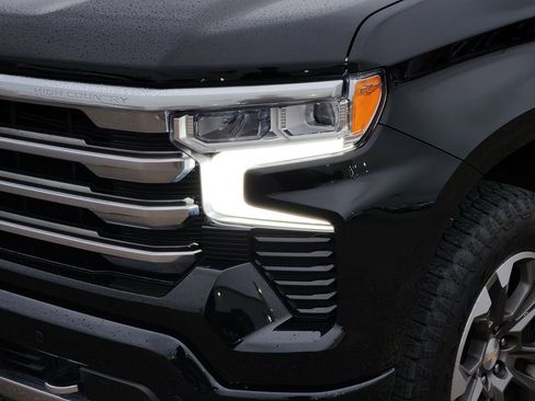 Used 2024 Chevrolet Silverado 1500 High Country AWD/4WD image 8