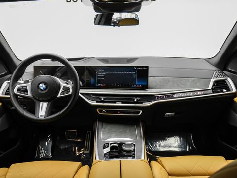Used 2025 BMW X7 xDrive40i w/ M Sport Package AWD/4WD image 17