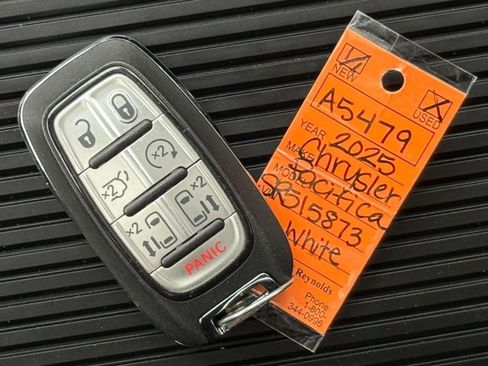 Used 2025 Chrysler Pacifica Limited FWD image 93