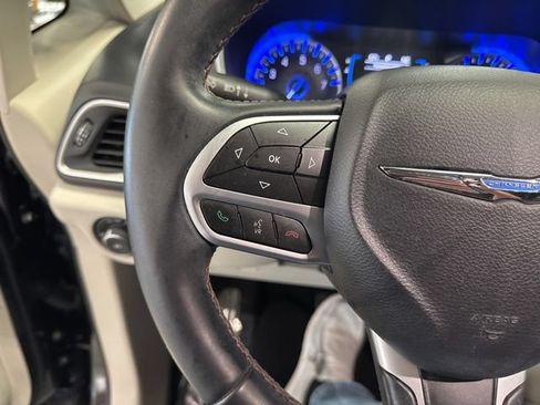 Used 2017 Chrysler Pacifica Touring-L FWD image 38