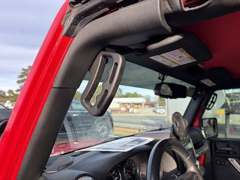 Used 2018 Jeep Wrangler Unlimited Sahara image 9