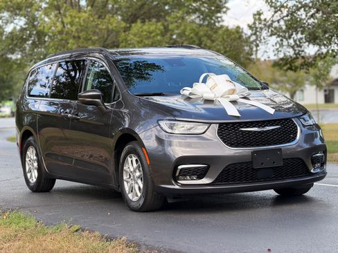 Used 2022 Chrysler Pacifica Touring-L image 3