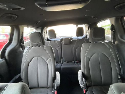 Used 2018 Chrysler Pacifica Touring Plus w/ S Appearance Package FWD image 7
