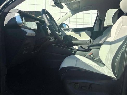 New 2026 Volkswagen Tiguan SE FWD image 10