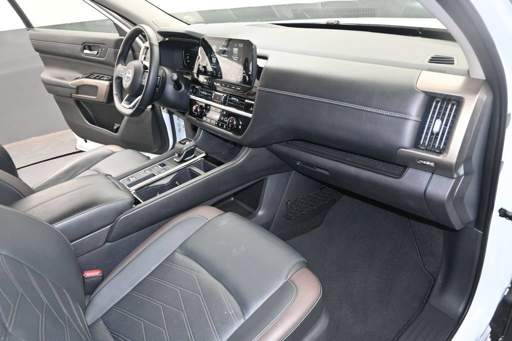 Used 2025 Nissan Pathfinder Platinum FWD image 27