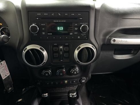 Used 2016 Jeep Wrangler Unlimited Rubicon AWD/4WD image 14