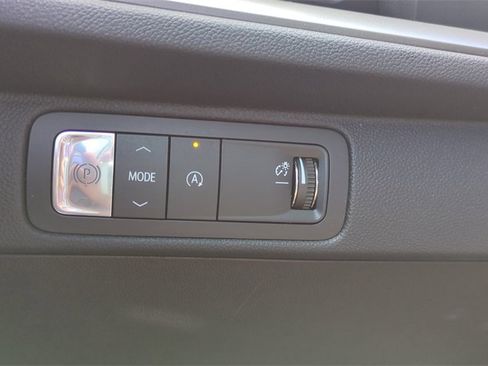 Used 2025 Chevrolet Traverse LT image 24