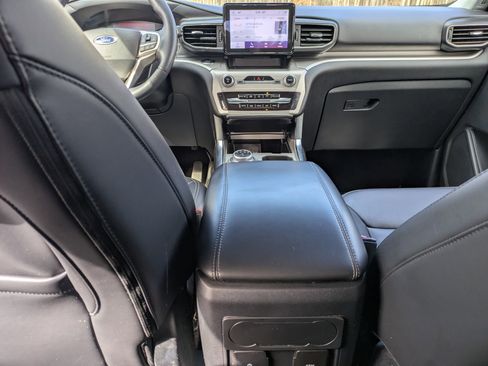 Used 2022 Ford Explorer XLT w/ Equipment Group 202A image 27