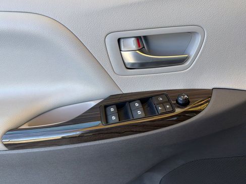 Certified 2018 Toyota Sienna XLE w/ XLE Navigation Package FWD image 13
