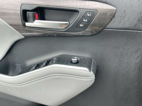 Used 2026 Toyota Highlander Platinum AWD/4WD image 8