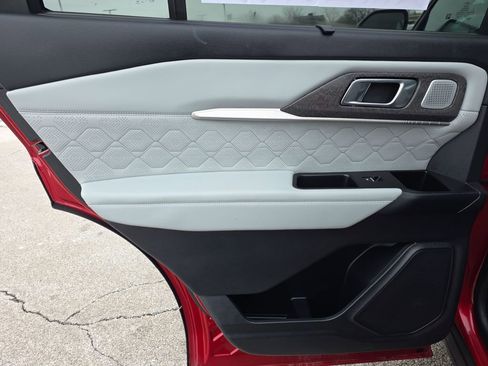 Used 2025 Ford Explorer Platinum w/ LUX Leather Package image 31