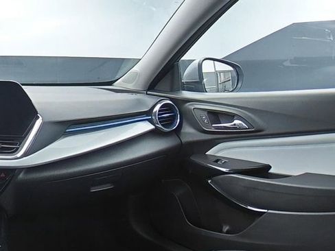 Used 2025 Chevrolet Trax LT FWD image 18