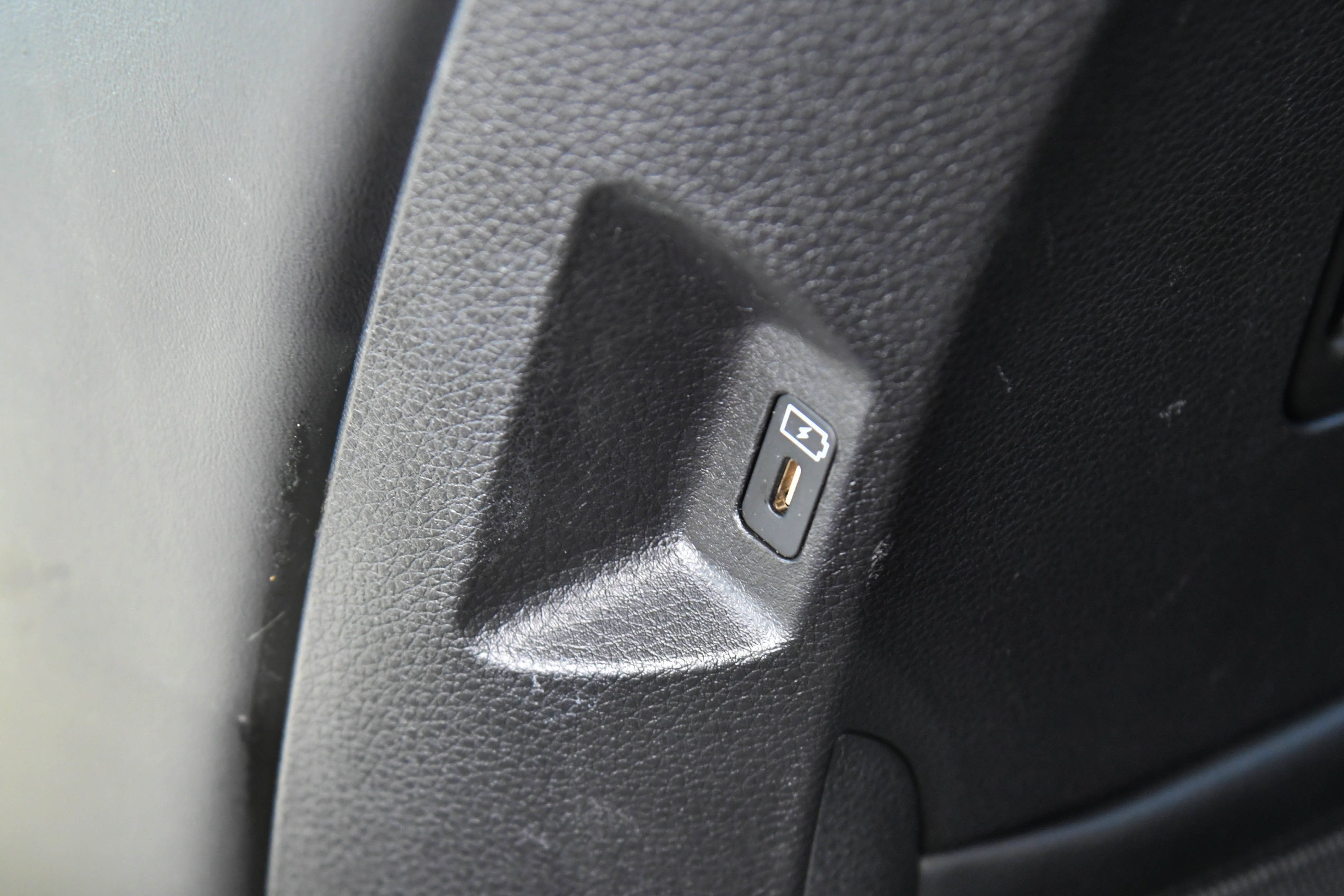Used 2025 Kia Carnival FWD image 41