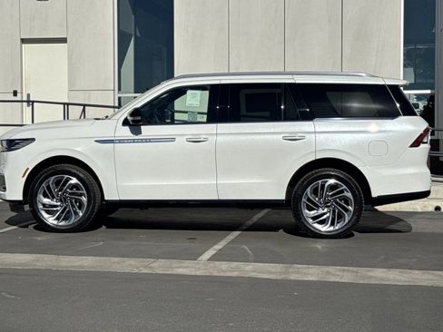 New 2025 Lincoln Navigator Reserve image 6