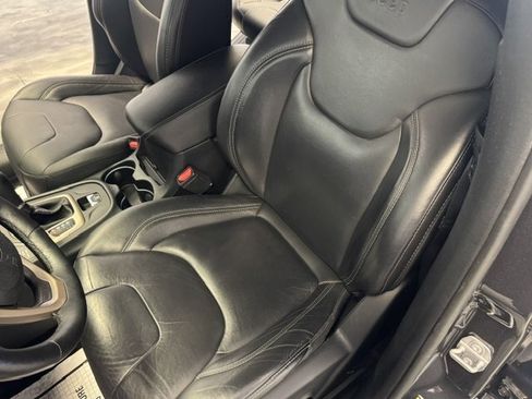 Used 2018 Jeep Cherokee Limited AWD/4WD image 34