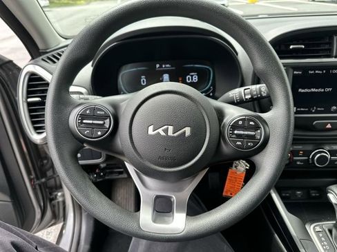 Used 2025 Kia Soul LX w/ LX Technology Package FWD image 12