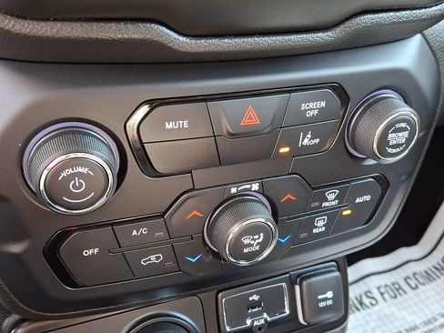 Used 2023 Jeep Renegade Latitude w/ Premium Group AWD/4WD image 16