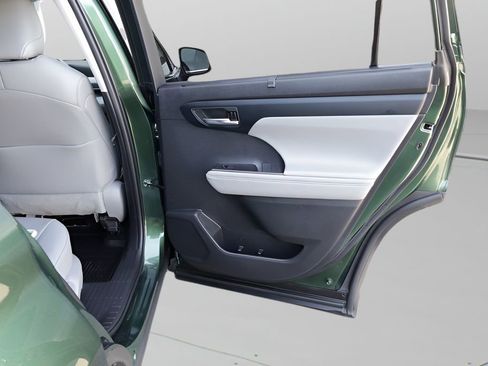 Used 2023 Toyota Highlander XLE AWD/4WD image 18