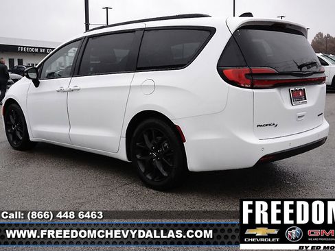 Used 2025 Chrysler Pacifica Limited image 38