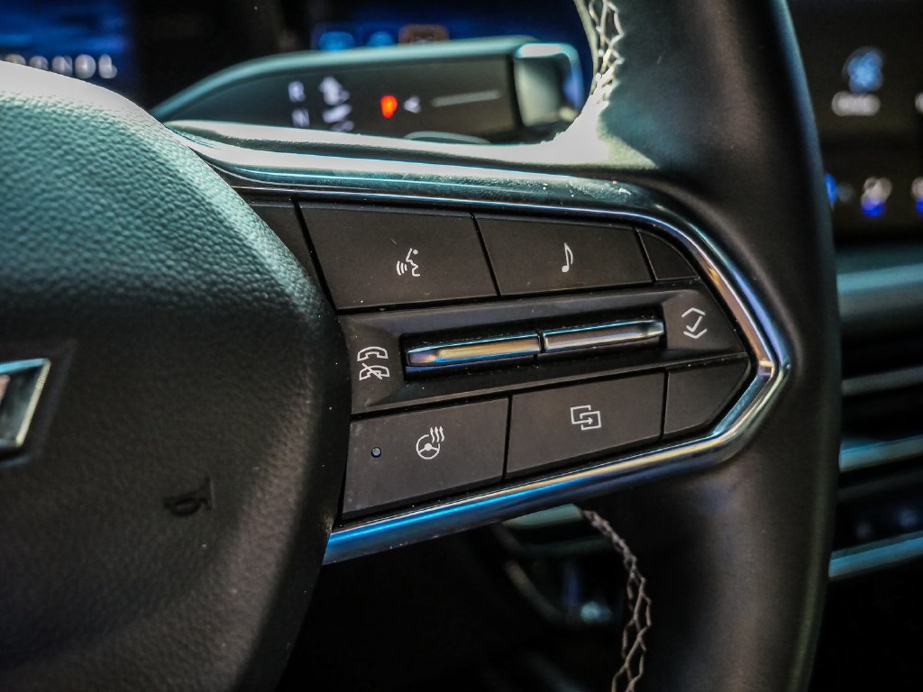 Used 2025 Chevrolet Traverse LT FWD image 39
