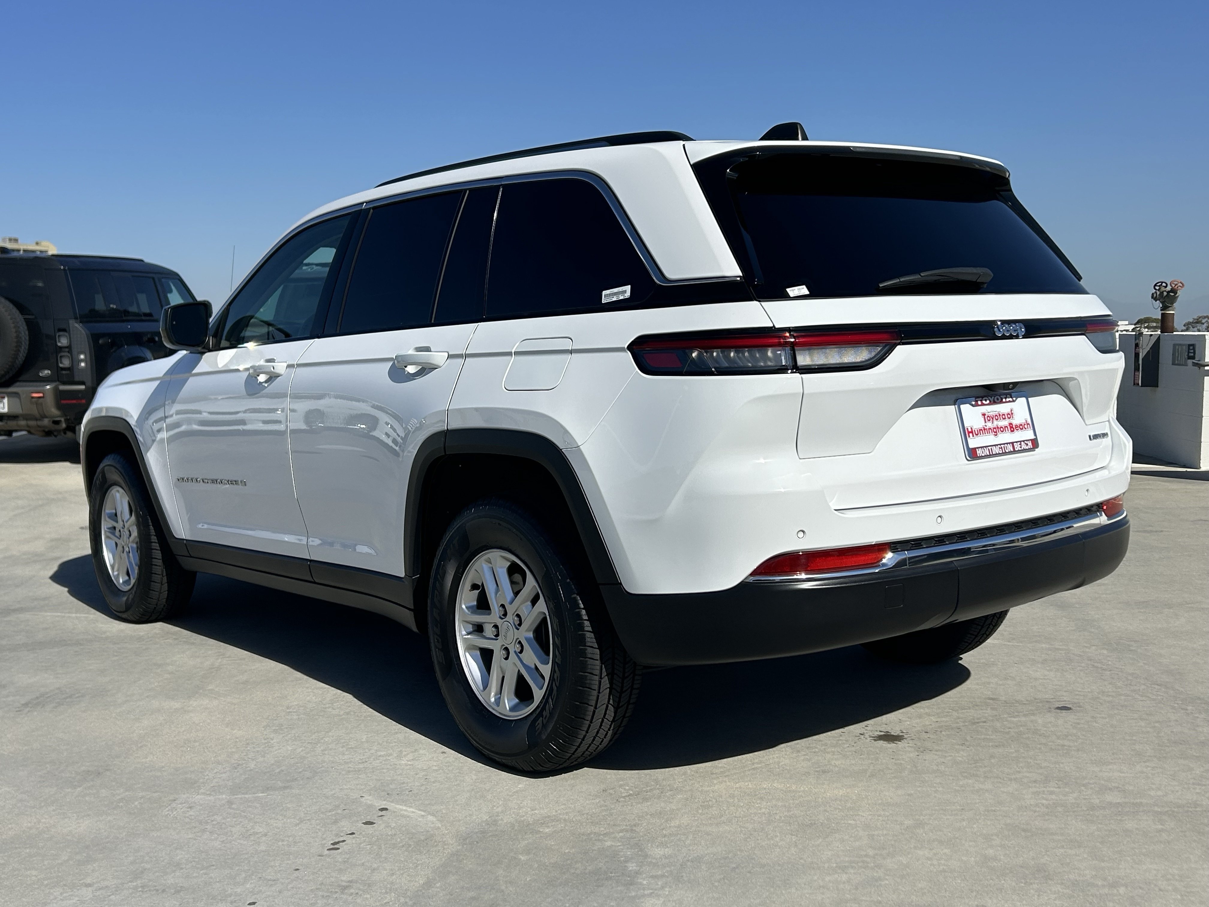 Used 2023 Jeep Grand Cherokee Laredo RWD image 5