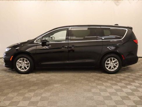 Used 2025 Chrysler Pacifica Select FWD image 27