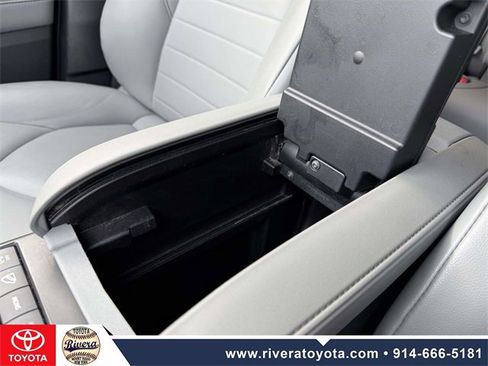 Used 2020 Toyota Highlander XLE image 24