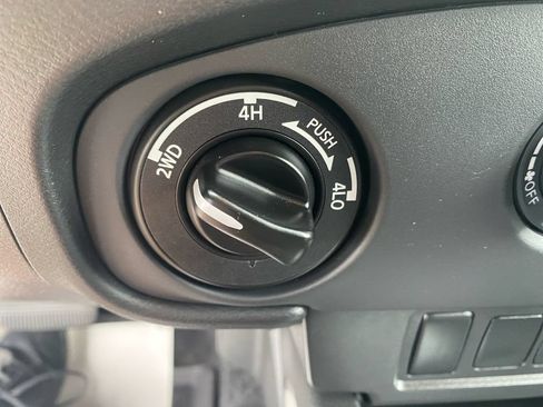 Used 2024 Nissan Frontier SV AWD/4WD image 40