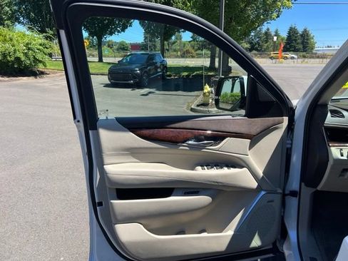 Used 2017 Cadillac Escalade ESV Premium Luxury AWD/4WD image 19