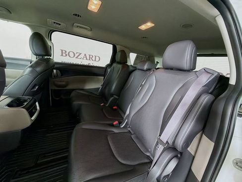 Used 2025 Kia Carnival FWD image 30