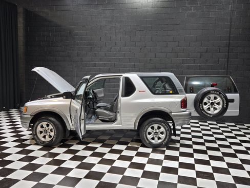 Used 2002 Isuzu Rodeo Sport RWD image 2