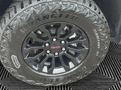 Used 2023 GMC Sierra 1500 AT4X image 9