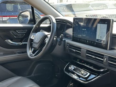 Used 2025 Lincoln Corsair AWD image 32