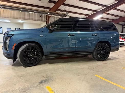 Used 2026 Cadillac Escalade Platinum Sport w/ LPO, ONYX Package AWD/4WD image 4