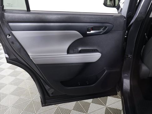 Used 2022 Toyota Highlander XLE image 27